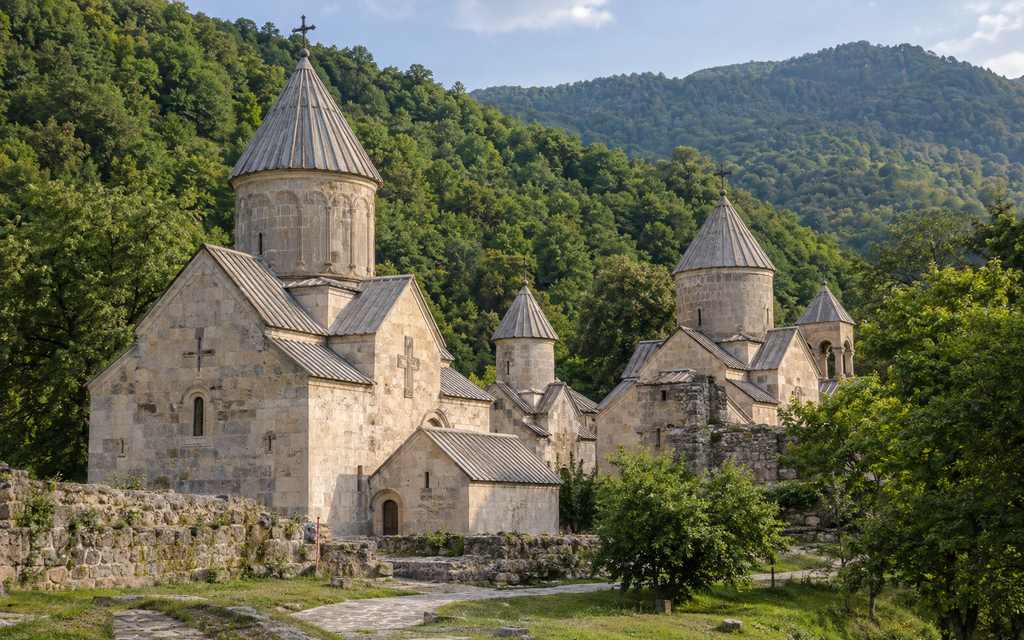مجموعه صومعه هاگارتسین در میان جنگل‌های سرسبز دلیجان