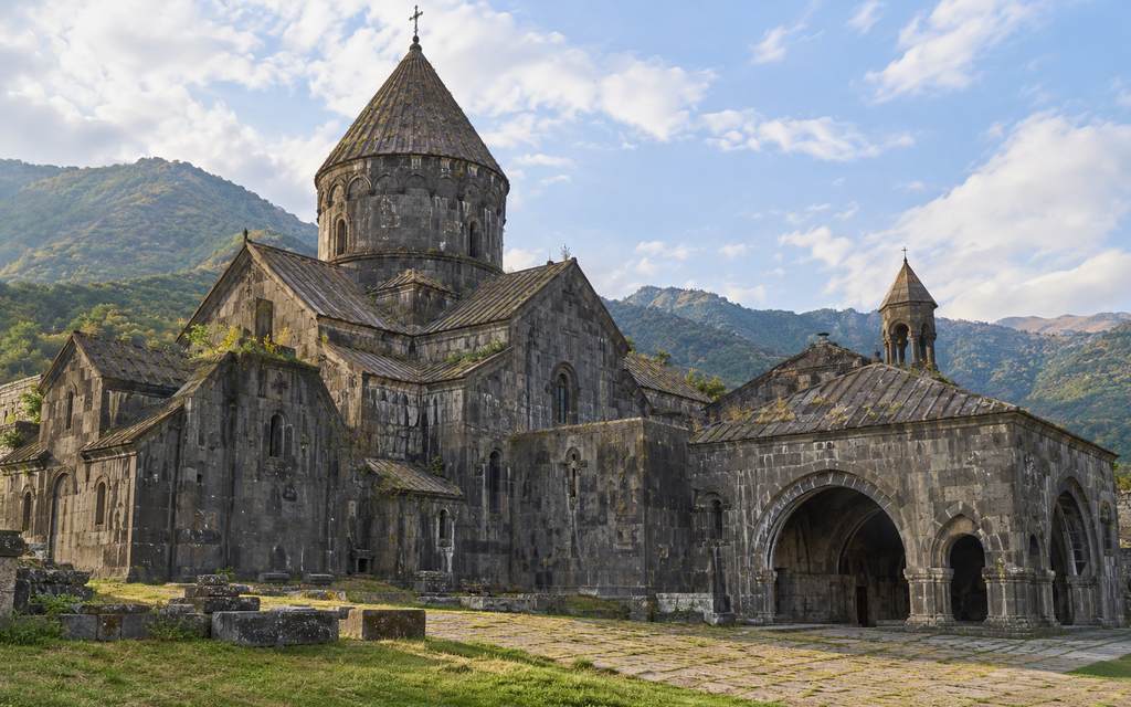 ساختمان‌های سنگی و حیاط تاریخی صومعه هاغپات در شمال ارمنستان