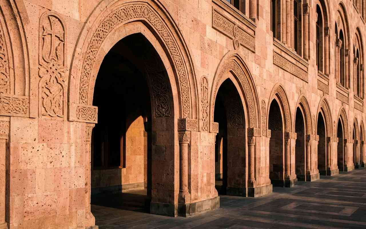 جزئیات طاق‌ها و معماری سنگ توف صورتی میدان جمهوری