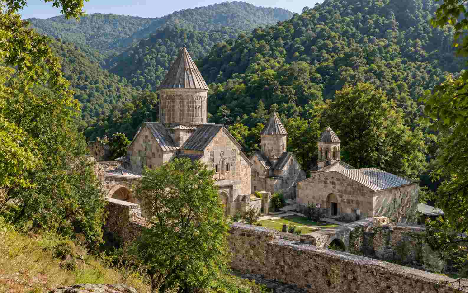 صومعه تاریخی در میان جنگل‌های کوهستانی اطراف دیلیجان