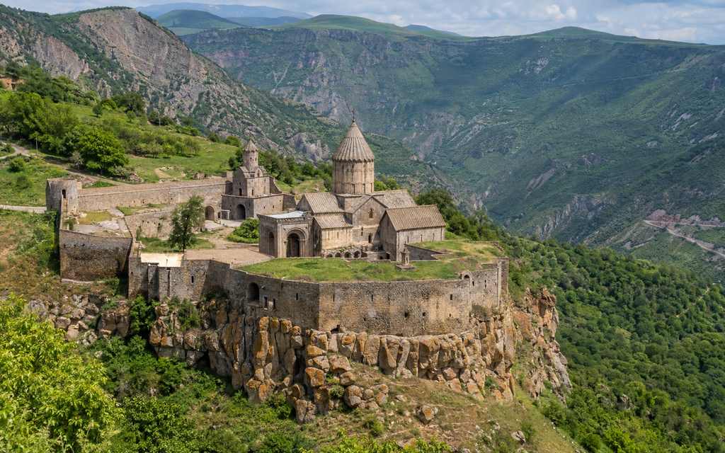 نمای صومعه تاتو بر فراز دره سرسبز در جنوب ارمنستان